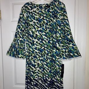 Women's multicolored dress with Ilits at the sleeves
